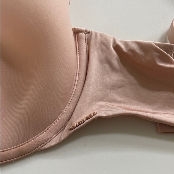 SKIMS Nude Plunge Bra - Picture 11 of 16